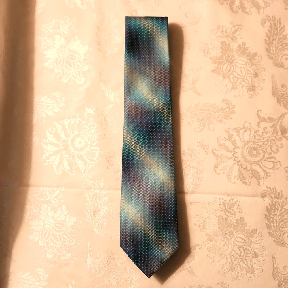 NEW. VAN HEUSEN MEN'S  NECK TIE.  TUORQUOISE, GRAY AND WHITE PATTERN.  NWOT
